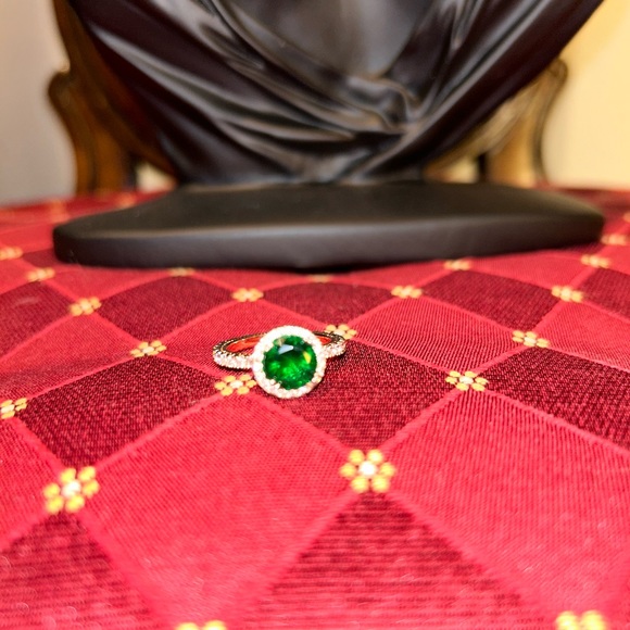 Green quartz ring lab created Diamond 💎 size 8 - Picture 2 of 5